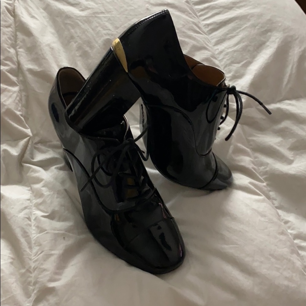 Block heel shoes